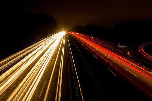 Oświetlenie pojazdów – jakim sposobem wybrać lampy przednie oraz tylne. O reflektorach samochodowych słów kilka
